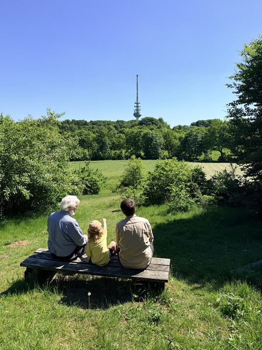 Friedemann mit Vater und Neffe machen Pause bei einem Spaziergang durch die Natur von Rosengarten.
