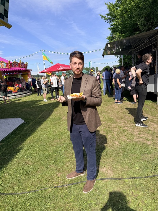 Friedemann genie&szlig;t die lokalen K&ouml;stlichkeiten (Pommes mit Mayo) auf dem Sch&uuml;tzenfest Eckel